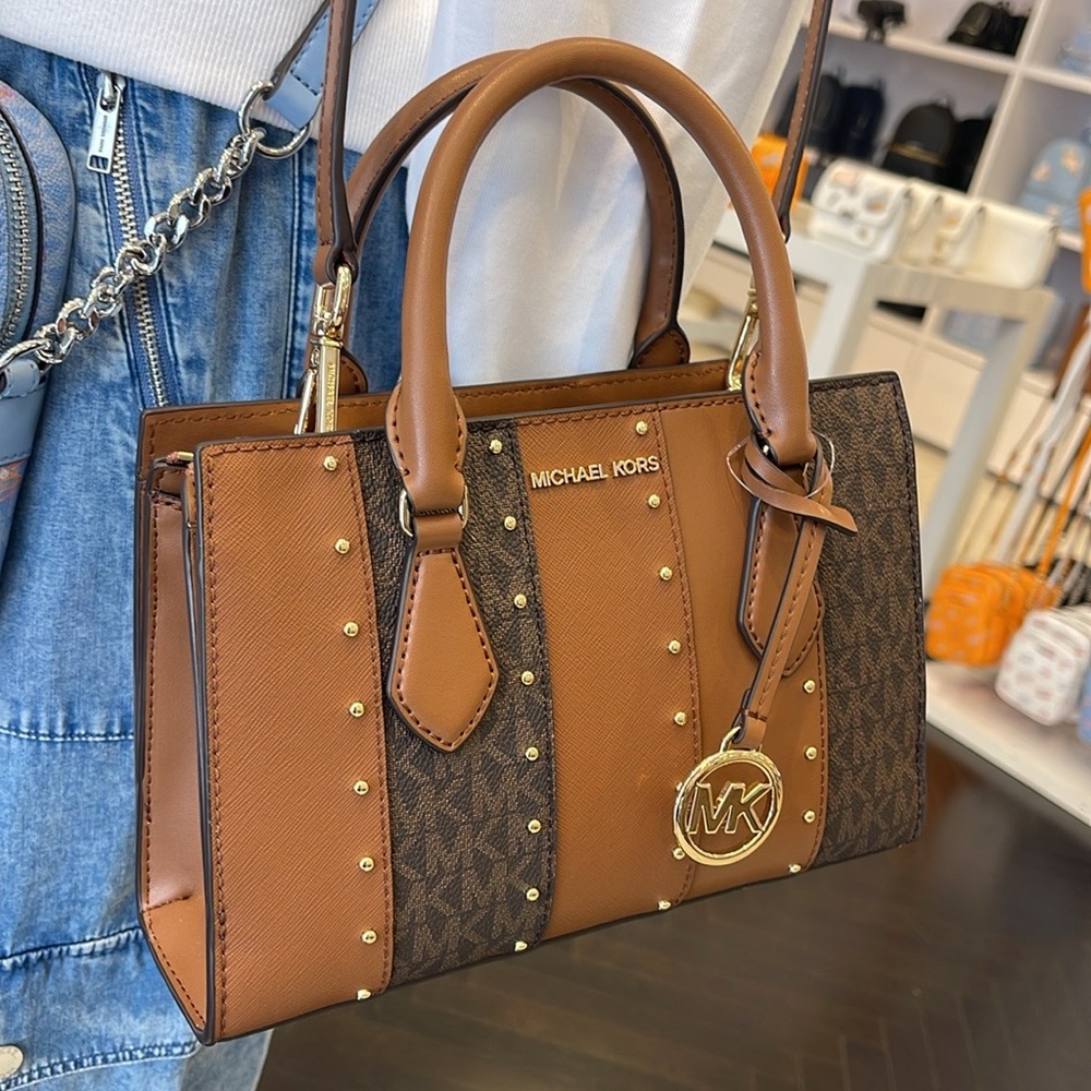 MICHAEL KORS Sheila Sm Studded Patchwork Signature Logo CZ Satchel Crossbody
NWT - Picture 15 of 16